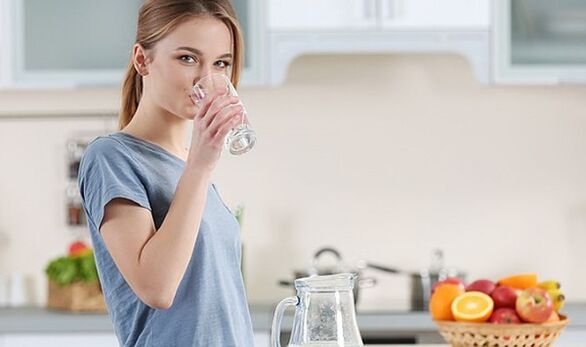 Cô gái muốn giảm cân bằng cách thực hiện chế độ ăn uống nhiều nước