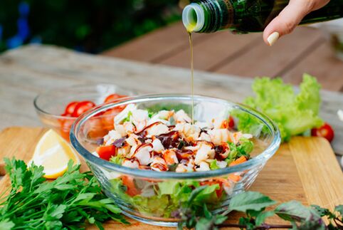 salad rau thơm và rau để có dinh dưỡng hợp lý