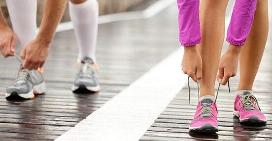 buộc dây giày trước khi chạy bộ để giảm cân