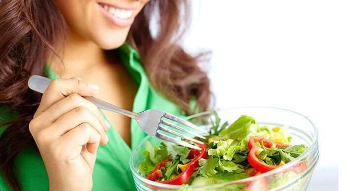 cô gái ăn salad rau trong chế độ ăn kiêng protein