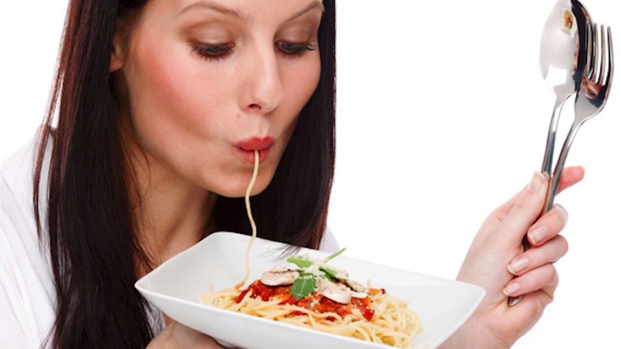 người phụ nữ ăn mì Ý để giảm béo bụng