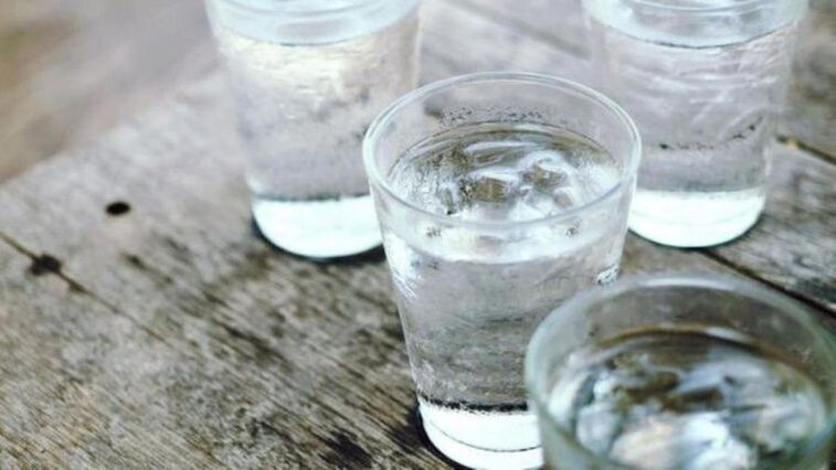 Khi sử dụng thuốc lợi tiểu để giảm cân, bạn cần uống nhiều nước. 